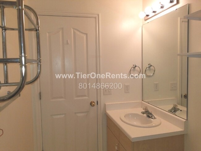 Building Photo - No deposit option for qualified renters