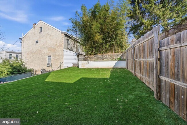 Building Photo - 222 Hermitage St