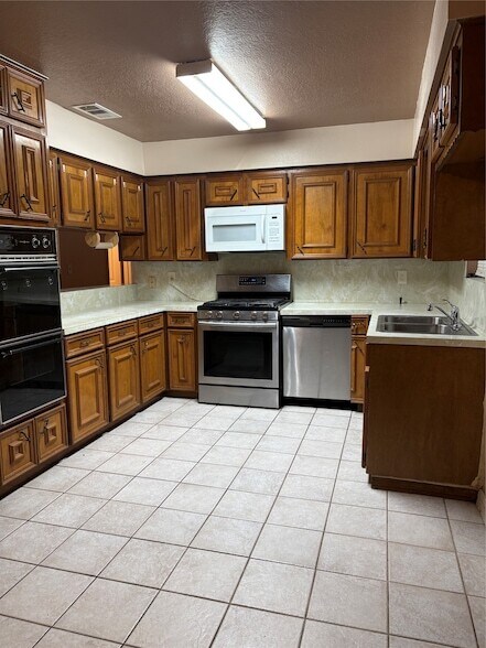 Building Photo - 415 Zinn Dr