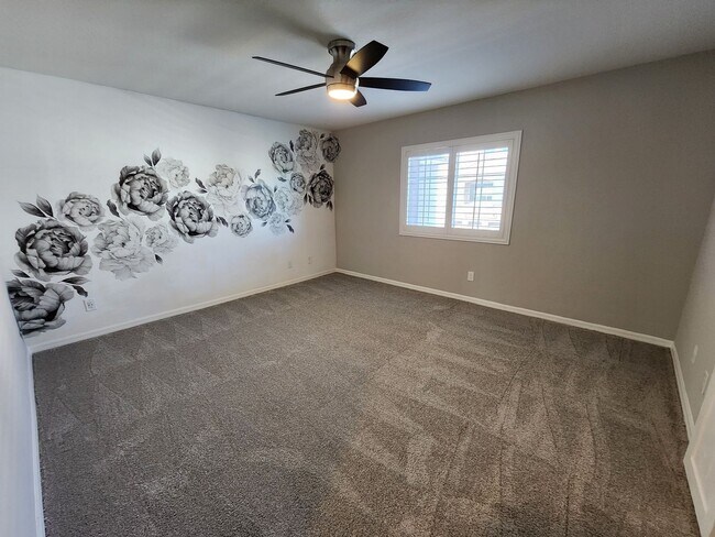 Building Photo - Three Level Mountains Edge Townhome