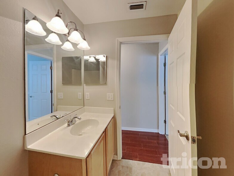 Building Photo - 13049 Waterbourne Dr