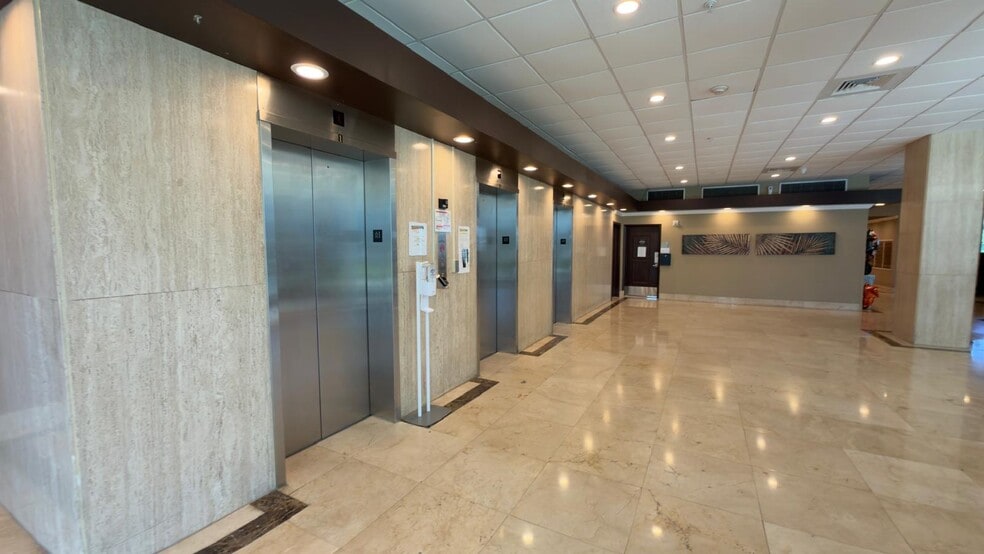 Building Photo - 400 Kings Point Dr