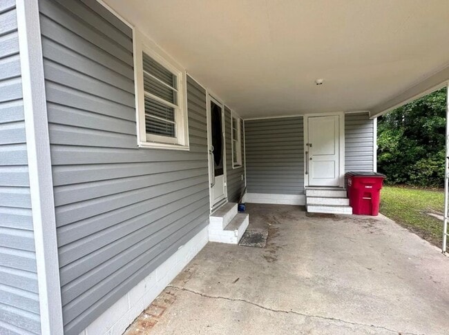 Building Photo - 2 Bed/1 Bath House