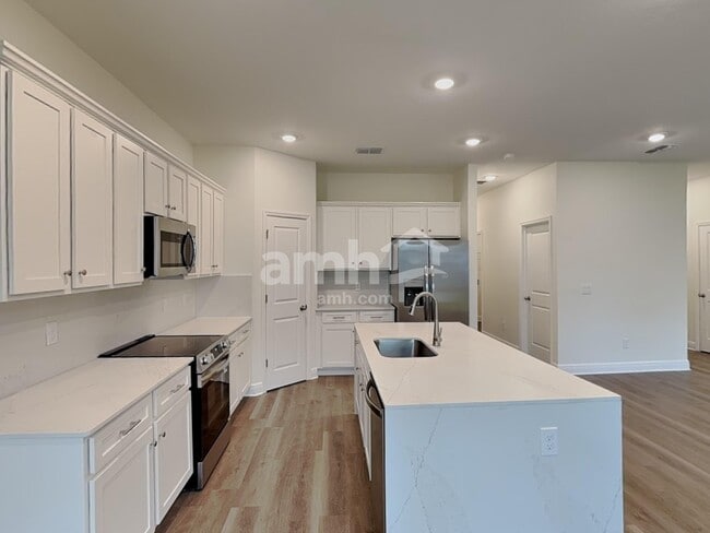 Building Photo - 5962 Pinewood Ests Dr