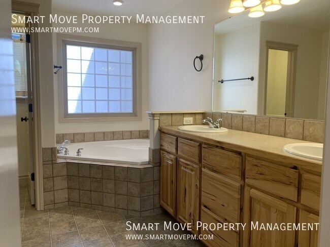Building Photo - 570 Anton-