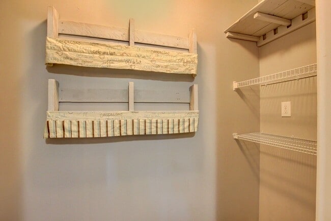 Building Photo - Sweet 3 bed 2 bath.  Cat friendly.
