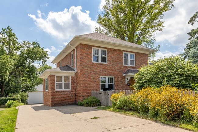 Building Photo - Charming 4 Bed, 2 Bath Home Steps from Elmwood Park