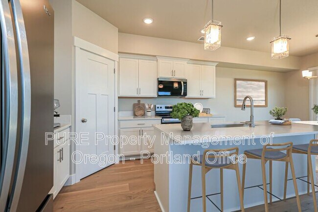 Building Photo - 504 NE Trillium Dr