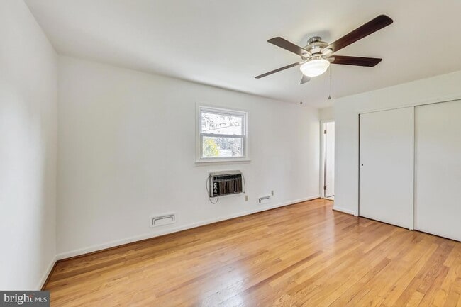 Building Photo - 1208 Pinewood Dr