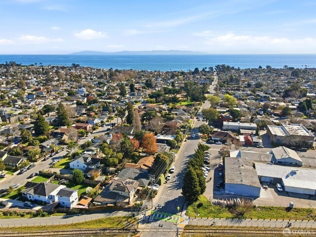 Building Photo - 820 Almar Ave