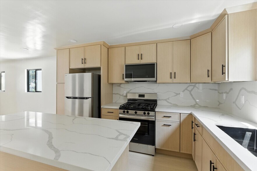 Building Photo - 1170 N Wilton Pl