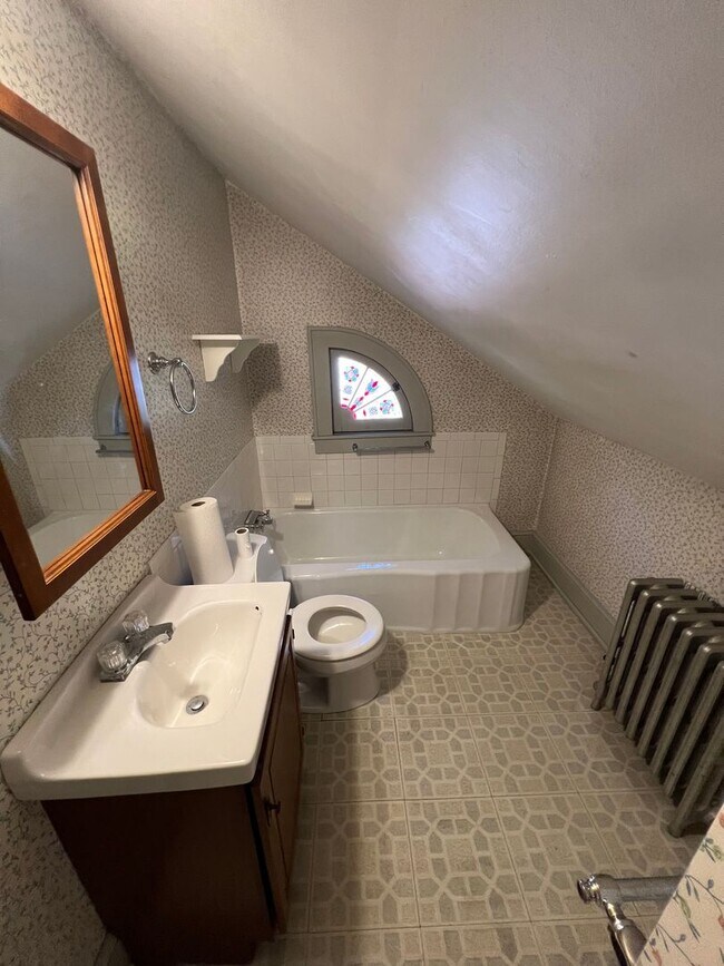 Building Photo - Beautiful 4 BR Brick Cape Cod in Lancaster!