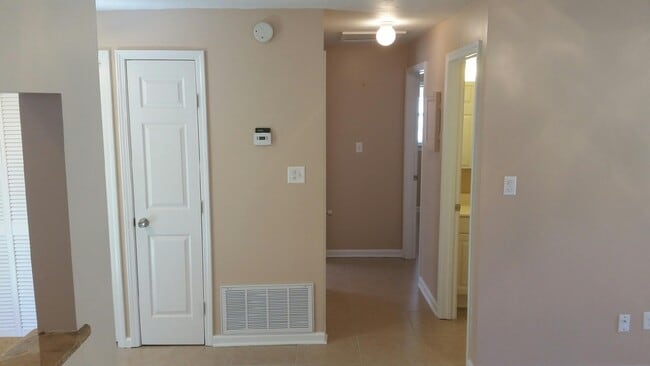 Building Photo - 1000 Pineview Blvd