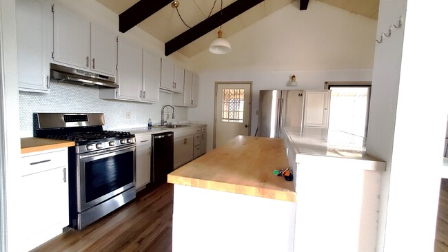 Building Photo - 250 W 8th St