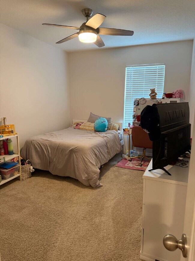 Building Photo - Large 4 Bedroom/2.5 Bathroom Home in Thompson Grove