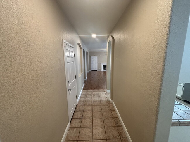 Building Photo - Available Now: 3 bed 2 bath home in Roseville