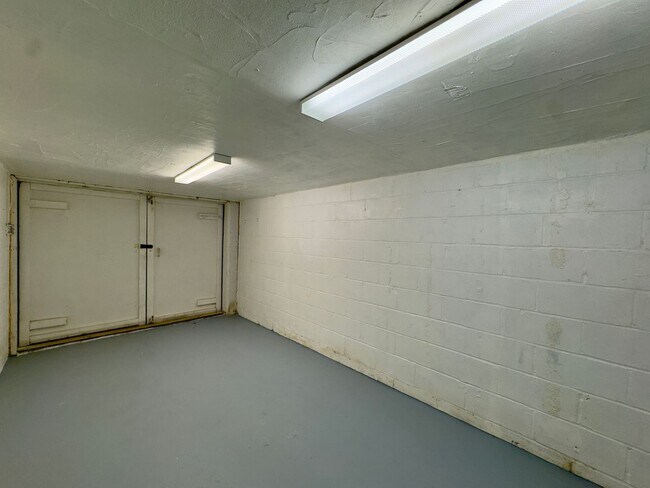 Building Photo - Charming 3 Bedroom/2 Bathroom Townhome in Essex, Baltimore, MD!