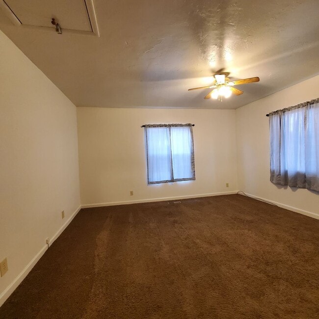 Building Photo - ***Free Rent with a Signed Lease for a Limited time!*** 2 Bed House with a Fenced Yard