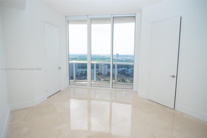 Building Photo - 15811 Collins Ave