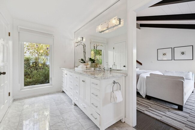 Building Photo - 6 Friars Ln