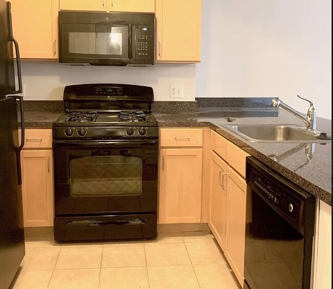 Building Photo - Short Walk to the Wharf! - Professionally Managed  and Spacious 1BR With Monument Views