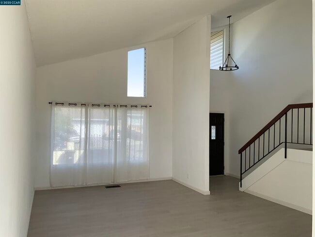 Building Photo - 424 Sparrow Dr
