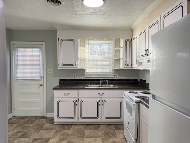 Building Photo - 305 Stonewall Ave