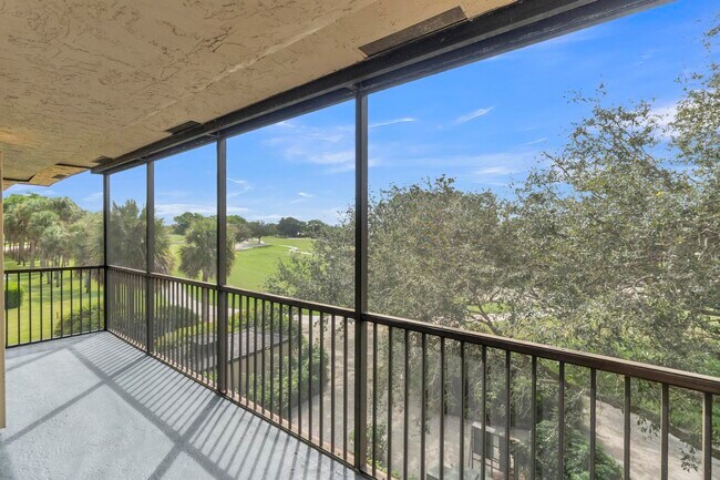 Building Photo - 200 Jacaranda Country Club Dr
