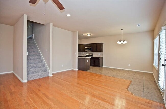 Building Photo - 901 Oakwood Ln