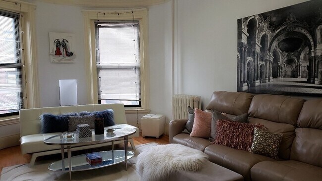 Building Photo - 924 Beacon St