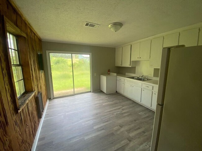 Building Photo - Renovated 2 Bedroom 1 Bath Unit for Rent!