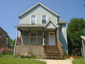 Building Photo - 905 Summit St