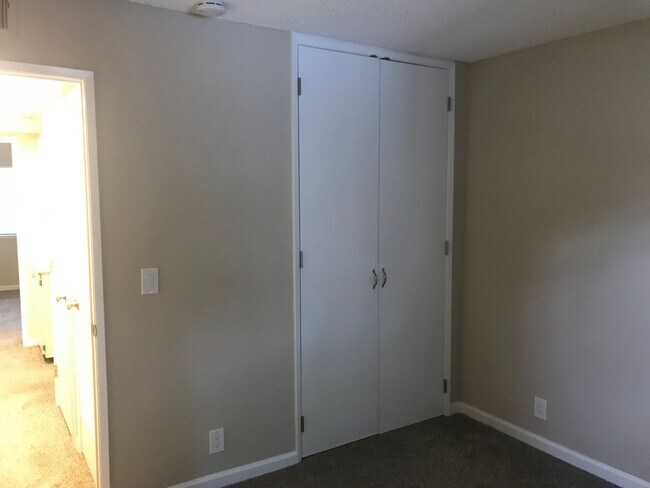 Building Photo - Available NOW! 2 Bedroom Condominium with ...