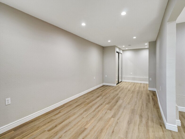 Building Photo - 985 1/2 Dexter St