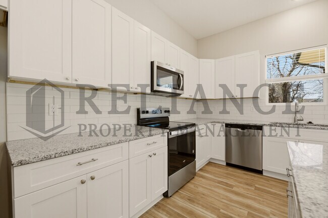 Building Photo - 619 Elmwood St