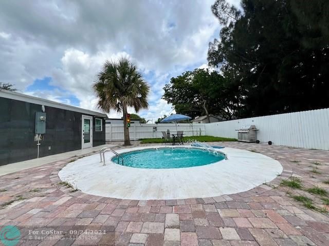 Building Photo - 327 Lancaster St