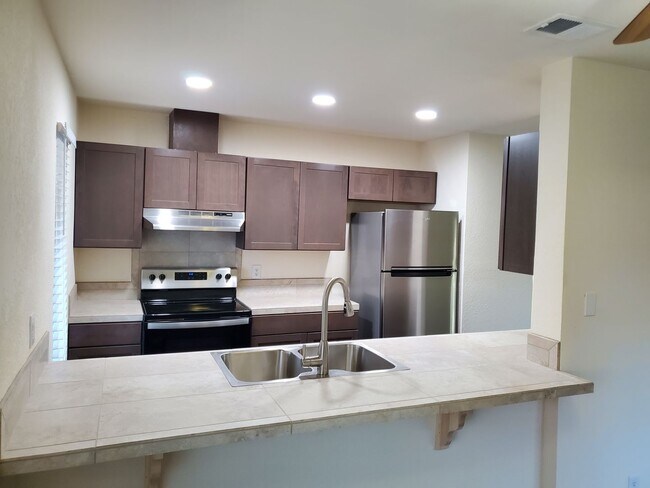 Building Photo - Beautiful 3 bedroom, 2 bath condo for rent...