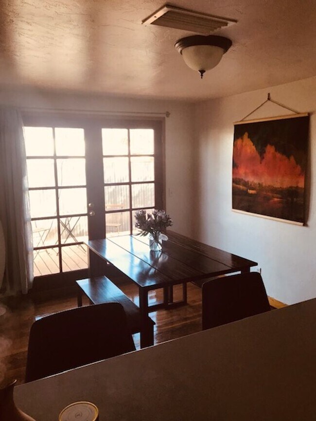 Building Photo - Central Location - 2 beds 1 bath