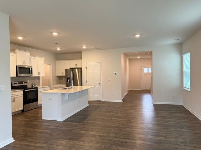 Building Photo - Spacious 5-Bedroom Home for Rent in The Falls – Modern, Comfortable, and Move-In Ready