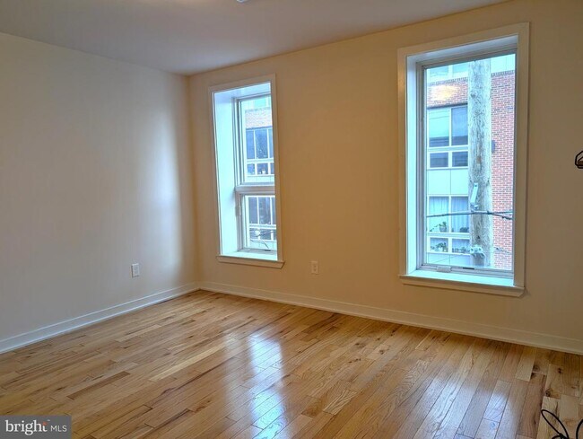Building Photo - 1204 E Palmer St