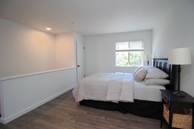 Building Photo - Super Charming FULLY FURNISHED 1 Bedroom M...