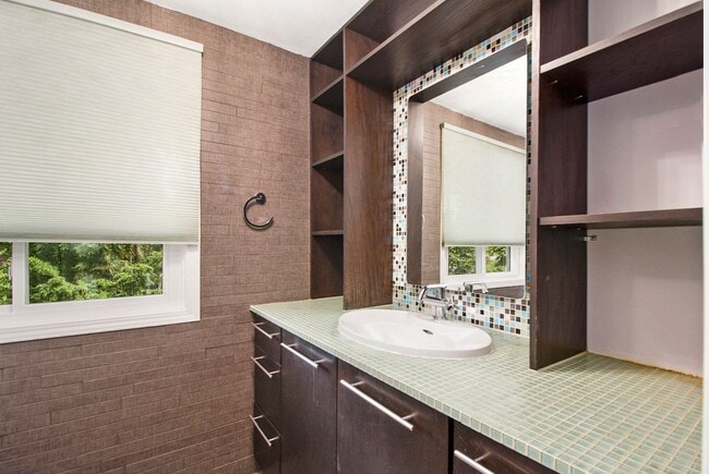 Building Photo - CLASSIC COLONIAL ELEGANCE WITH LAKESIDE SE...