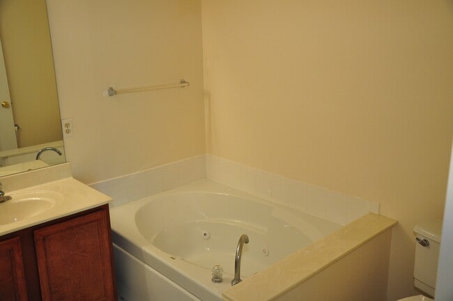 Building Photo - 470 Summit Tree Ct