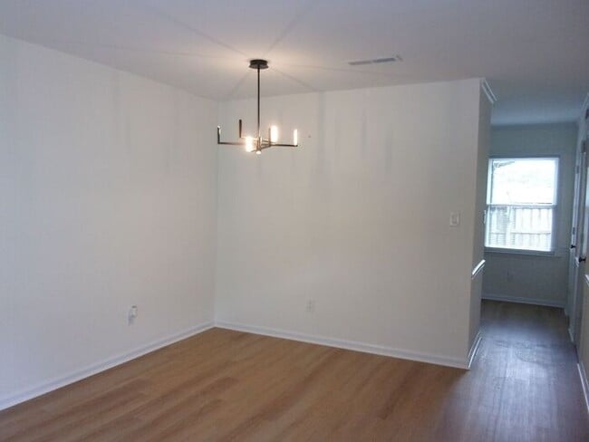 Building Photo - Fully Renovated 2 Bedroom 1 1/2 Bath Townh...