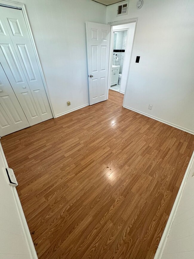 Building Photo - THREE BEDROOM TWIN