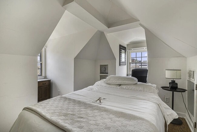 Building Photo - 342 King St