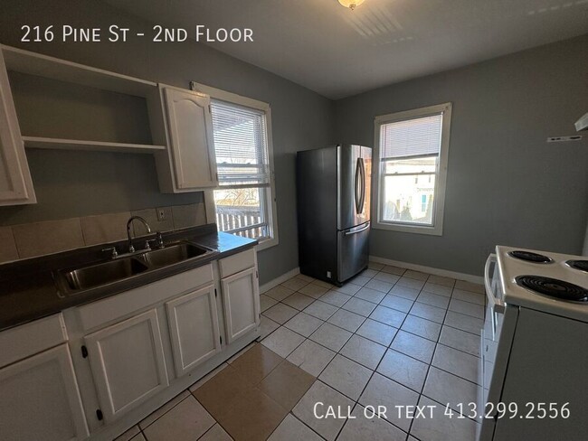 Building Photo - Large, Four Bedroom Unit Close To Food, Sh...