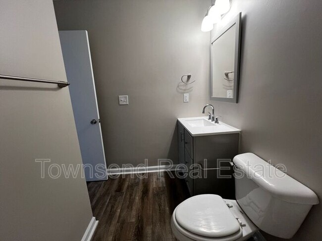 Building Photo - 1425 Ireland Dr