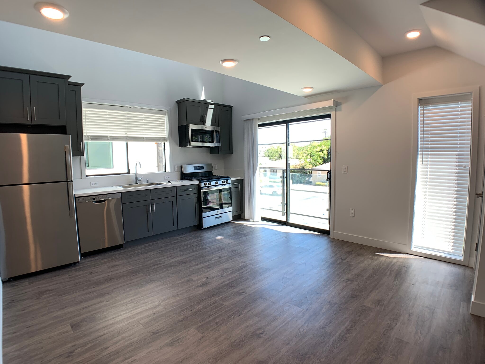 Building Photo - 14639-14645 Vanowen St