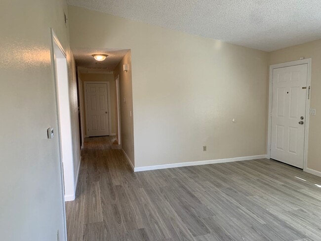 Building Photo - MOVE IN SPECIAL $500 off 1st months rent